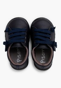 Scarpe per bambini di colore blu navy con punte arrotondate, design con lacci, materiale in pelle morbida e soletti imbottiti marroni. I dettagli includono rifiniture con cuciture.