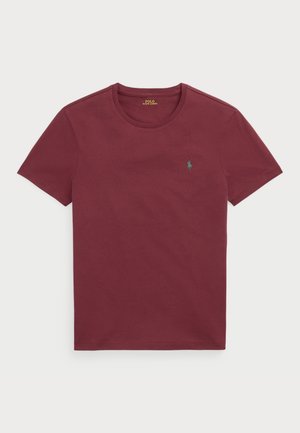 Bordowa koszulka z krótkim rękawem i okrągłym dekoltem, z małym zielonym logo Polo Ralph Lauren wyszytym na lewej piersi.