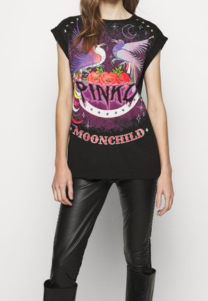 Schwarzes Grafik-T-Shirt mit bunter Abbildung von Pfauen und Blumen, mit den Texten "PINKO" und "MOONCHILD", kurzärmlig, lockere Passform.