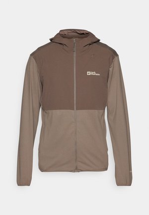 Braune Zip-up-Jacke mit Kapuze, die farblich abgesetzte Paneele, eine glatte Textur und ein kleines Logo auf der Brust aufweist.