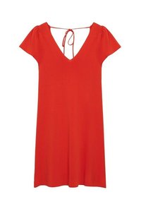 Červené šaty s V-výstřihem a krátkými nabíranými rukávy, vyrobené z lehké látky, s páskem na zadní straně a uvolněným, áčkovým střihem.