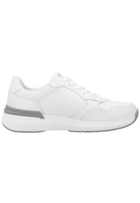 Bílé sportovní boty vyrobené z syntetického materiálu, s hladkým povrchem, zaoblenou špičkou, šedými detaily a strukturovanou podrážkou.