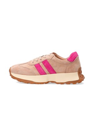 Lichtroze suède sneaker met fuchsia accentstrepen, afgeronde neus, beige tussenzool en een textuur rubberen buitenzool. Vetersluiting.