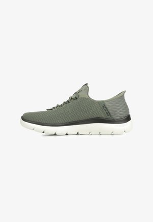 Scarpa sportiva verde chiaro con tomaia in mesh traspirante, tallone testurizzato, suola nera e design flessibile. Presenta lacci e dettagli del logo.