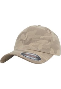 Beige kamuflaažikate, millel on kõver serv, valmistatud pehmest kangast, sobib ideaalselt pähe ning esiküljel on ümmargune logo.