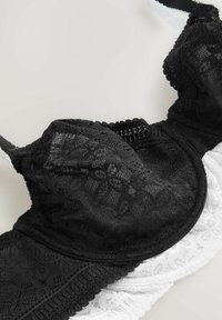 Odabrano, black white