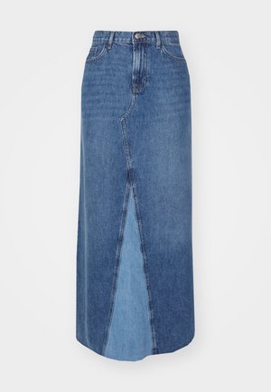 Gonna maxi in denim con vita alta, slit frontale e design a blocchi di colore con tonalità di blu più scure e più chiare.