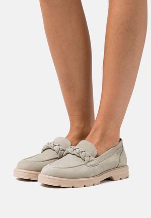 Mocassins en cuir suédé gris clair avec une bride tressée, semelle en caoutchouc et détails de couture, présentant un bout rond et un design discret.