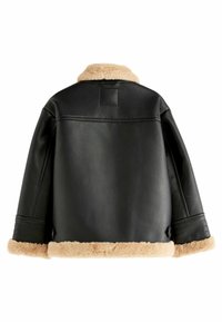 Sort læderjakke med shearlingkrave og kant, med en glat tekstur og struktureret silhuet. Enkel design med minimale accenter.