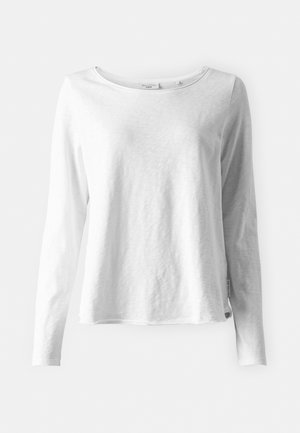 Langærmet hvid T-shirt i blødt, let materiale; har rund halsudskæring og en let afslappet pasform; mærket er synligt på siden.