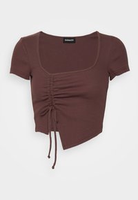 Crop top marron à manches courtes avec devant froncé et cordon de serrage, avec un ourlet asymétrique et un col carré.