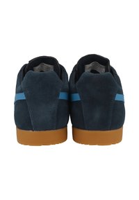 Sneakers in suede blu navy con suole in gomma, con una striscia di accento blu chiaro. Punta arrotondata e colletto imbottito per il massimo comfort.