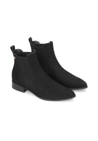 Botas de ante negras hasta el tobillo con puntera puntiaguda, paneles laterales elásticos y pequeñas pestañas para tirar. Tacón plano y diseño minimalista.