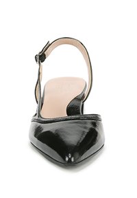 Scarpa slingback in vernice nera con punta affusolata, lati aperti e una sottile cinghia alla caviglia. La suola è in un materiale leggero e liscio.
