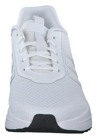 Scarpe da ginnastica bianche con tomaia in rete, tessuto testurizzato e suola in gomma nera. Le caratteristiche includono lacci e tre strisce sul lato.