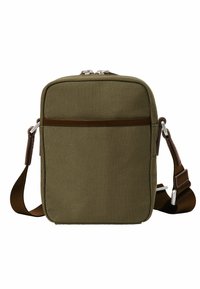 Sac en tissu vert olive avec une fermeture éclair, accents en cuir brun, sangle réglable, poche frontale plate et surface texturée.