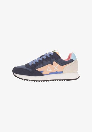 Sneaker blu navy con un mix di suede e mesh, presenta accenti rosa chiaro e arancione, suola bianca e un battistrada spesso e testurizzato.