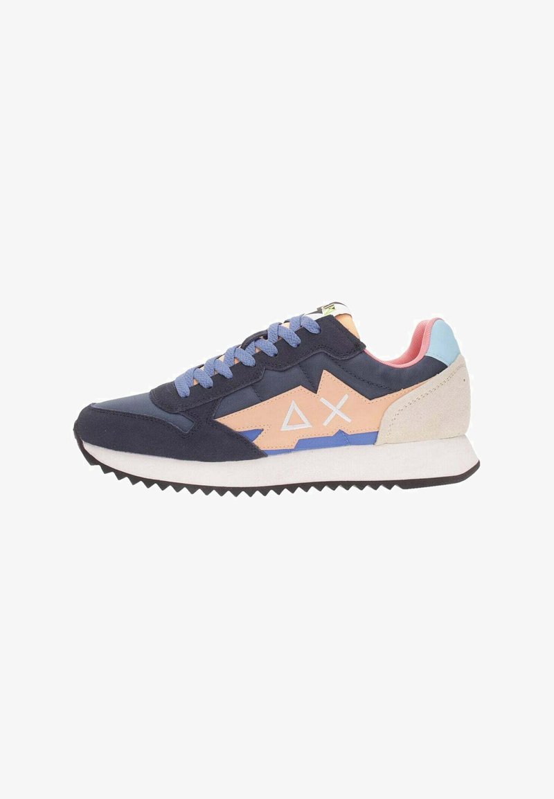 Sneaker blu navy con un mix di suede e mesh, presenta accenti rosa chiaro e arancione, suola bianca e un battistrada spesso e testurizzato.