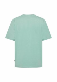 Tricou din bumbac verde mentă cu mâneci scurte, guler rotund și un design simplu. Fără logo-uri sau modele vizibile pe spate.