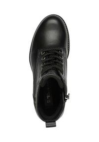 Mustad musta nahast saabas, millel on ümar varvas, nööbid ees ja külgvedruku. See on kerge selga panna.