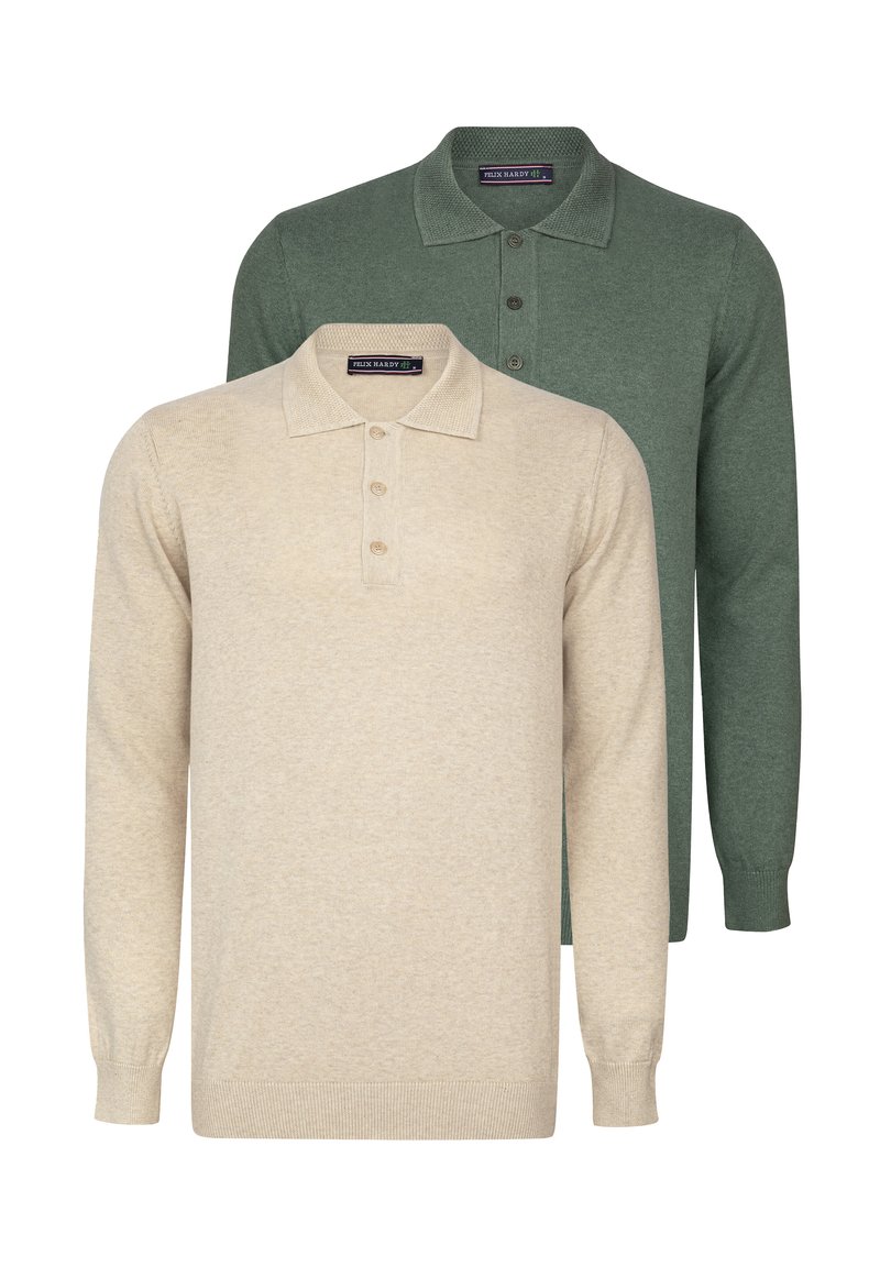 Due maglioni polo a maniche lunghe: uno beige e uno verde scuro, con colletto, bottone frontale e polsini a costine. Texture morbida, design casual.