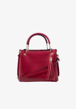 Rote Lederhandtasche mit strukturierter Oberfläche, goldenen Beschlägen, zwei Griffen und einem abnehmbaren Riemen. Mit einem dekorativen Quastenanhänger an der Seite.