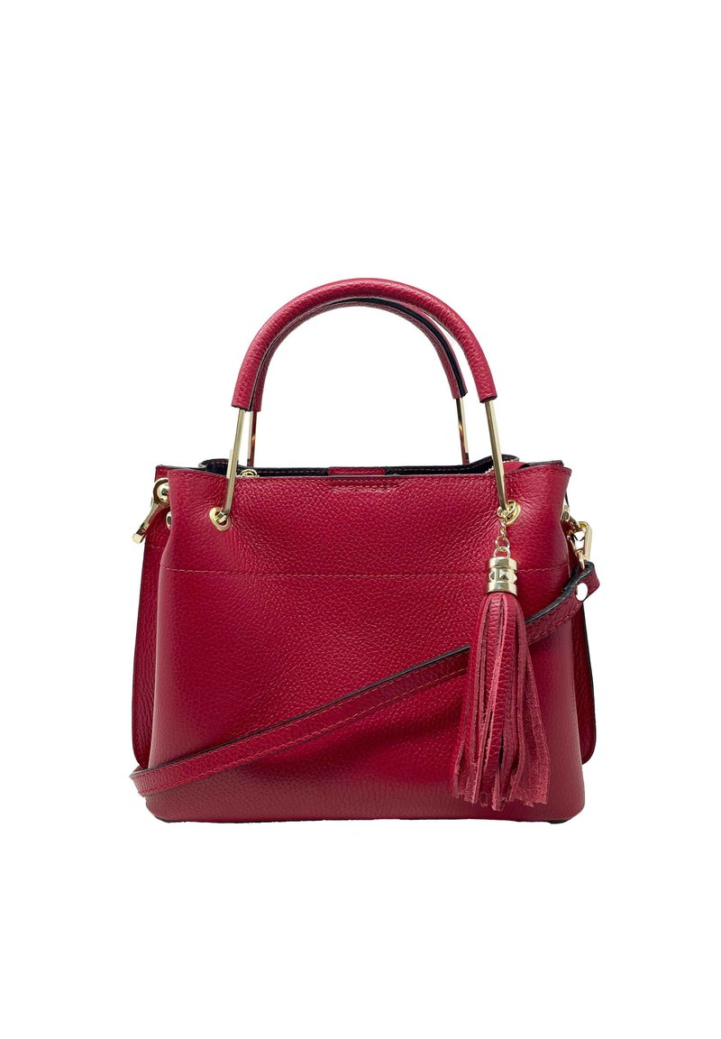 Borsa a mano in pelle rossa con finitura testurizzata, hardware dorato, doppi manici e tracolla rimovibile. Presenta un pendente decorativo sul lato.