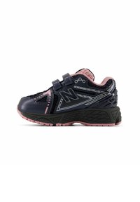 Baskets de sport bleu marine foncé avec des accents roses, présentant un dessus en mesh respirant, des straps Velcro et une semelle en caoutchouc noir texturé.