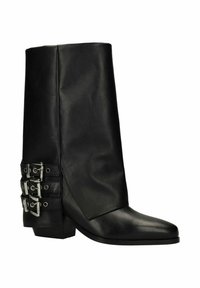 Zwarte leren enkelboot met een spitse neus, voorzien van drie zilveren gespen aan de zijkant en een blokhak. Gladde textuur met een aansluitend ontwerp.