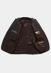 Blazer grigio con un morbido rivestimento in raso marrone. Presenta tasche interne, rever a punta e cuciture dettagliate lungo i bordi.