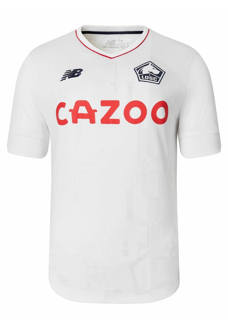 Maillot de sport blanc de New Balance présentant un col en V, des manches courtes et un logo rouge "CAZOO" à l'avant, avec des motifs texturés subtils.