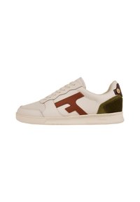 Sneaker in pelle bianca con logo marrone e accenti in suede verde, caratterizzata da una punta perforata, lacci piatti e una suola testurizzata.