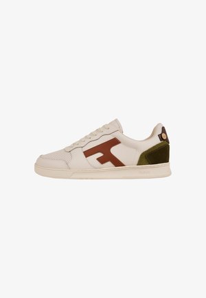 Sneaker in pelle bianca con logo marrone e accenti in suede verde, caratterizzata da una punta perforata, lacci piatti e una suola testurizzata.
