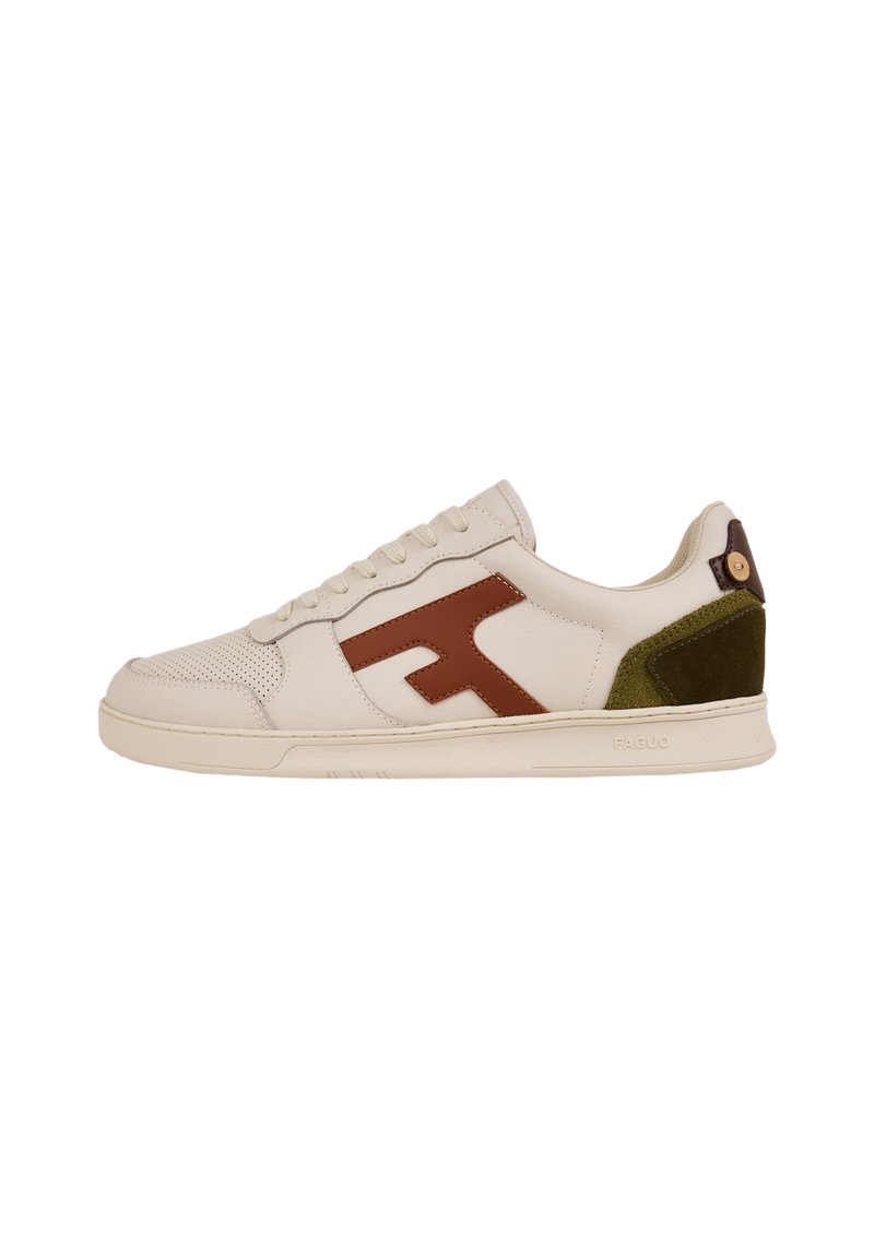 Sneaker in pelle bianca con logo marrone e accenti in suede verde, caratterizzata da una punta perforata, lacci piatti e una suola testurizzata.
