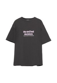 Losse zwarte katoenen t-shirt met roze tekst "Ik en slechte beslissingen" en "DE ULTIEME CROSSOVER." Korte mouwen, ronde hals.