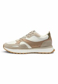 Sneaker beige e bianco realizzato con una combinazione di pelle liscia e camoscio. Presenta una superficie texturizzata, punta arrotondata e una suola in gomma con grip.