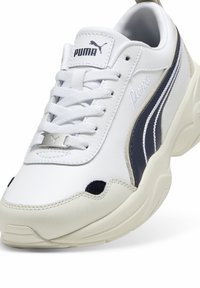 Hvide lædersneakers med marineblå detaljer, snørelukning, polstret skulder, gummisål og PUMA-logo detaljeret på tunge og side.
