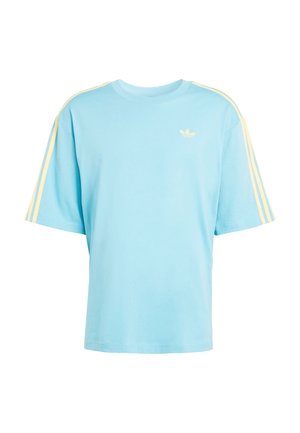 Lichtblauw T-shirt met korte mouwen, gemaakt van katoen, met gele strepen langs de schouders en een klein logo op de borst.