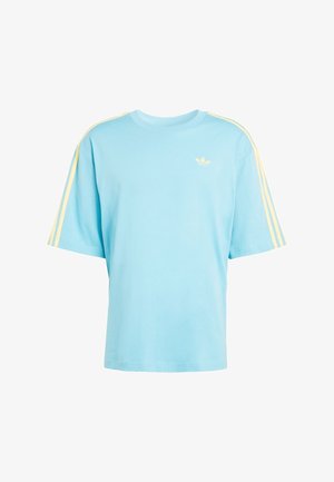 Lichtblauw T-shirt met korte mouwen, gemaakt van katoen, met gele strepen langs de schouders en een klein logo op de borst.