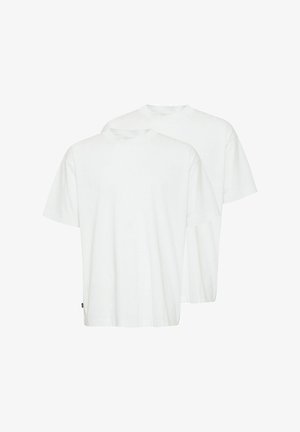 Dwie białe koszulki z bawełny z okrągłym dekoltem, krótkimi rękawami i luźnym krojem. Bez widocznych wzorów lub akcentów. Prosty design.