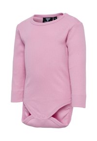 Lyserød langærmet bodystocking lavet af ribbet stof. Har en rund halsudskæring og knaplukninger i bunden for nem påklædning.