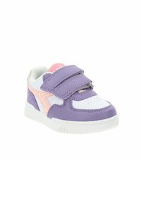Sneaker viola e bianchi con cinturini in velcro e dettagli rosa testurizzati. Design a punta chiusa con dettagli perforati sulla parte anteriore.