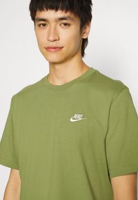 Nike Sportswear CLUB TEE - T-shirt básica - alligator/white
