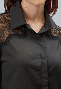 INFLUENCER SHOULDERS  - Camicia - black