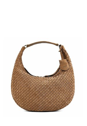 Borsa hobo in camoscio marrone con motivo intrecciato, tracolla corta e piccola etichetta applicata sul lato destro.