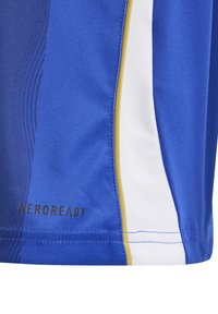 Sininen urheilupaita, jossa on sileä pinta, valkoisia ja kultaisia yksityiskohtia, aerodynaamiset muotoilulinjat ja 'AEROREADY' -brändäys helmoissa.