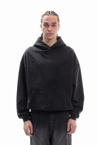 Μαύρο cropped φούτερ από μαλακό ύφασμα, με μπροστινή τσέπη και ανάγλυφο σχέδιο στο στήθος. Κουκούλα με φαρδύ λαιμόκοψη.