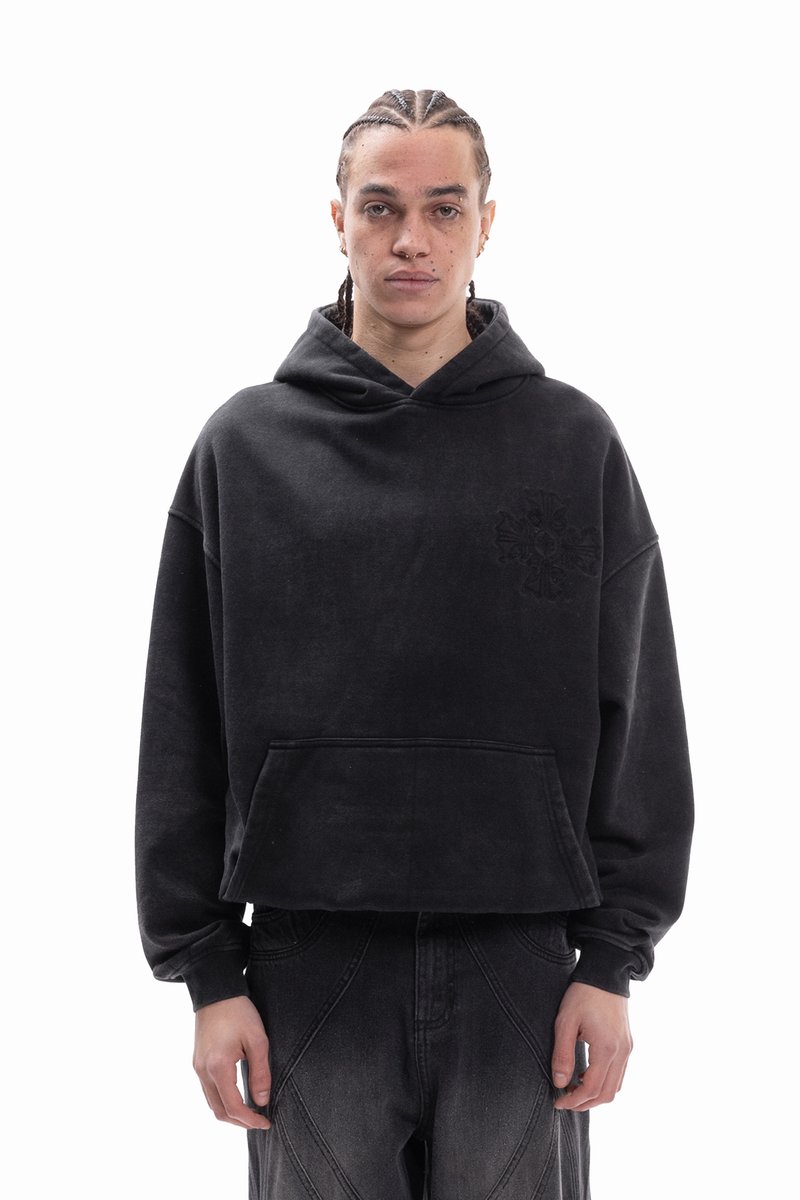 Μαύρο cropped φούτερ από μαλακό ύφασμα, με μπροστινή τσέπη και ανάγλυφο σχέδιο στο στήθος. Κουκούλα με φαρδύ λαιμόκοψη.