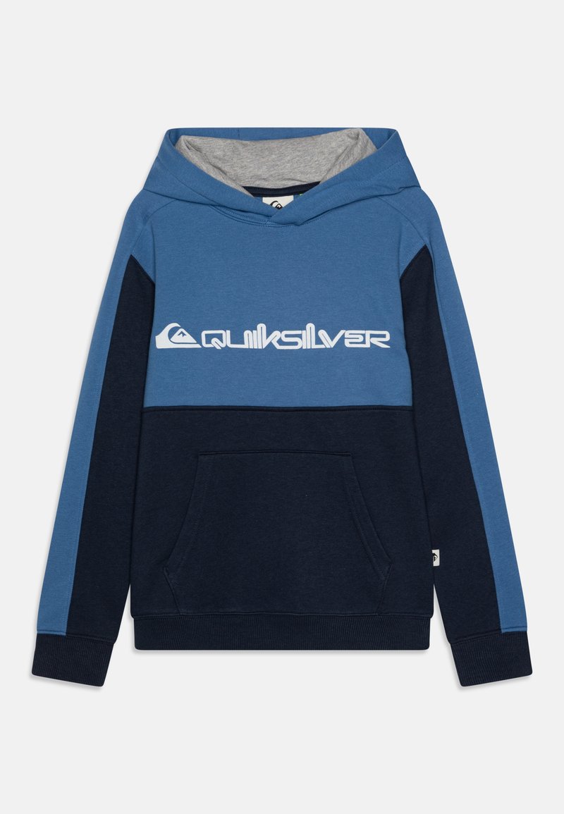 Sudadera con capucha que presenta un diseño en bloques de color con tonos azul, marino y gris. Incluye un bolsillo frontal y un logo blanco en el pecho.