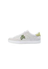 Białe zamszowe sneakersy z haftem czaszki i skrzyżowanych kości w kolorze zielonym, teksturowanymi akcentami oraz kontrastową, jasną zieloną pętelką na pięcie.